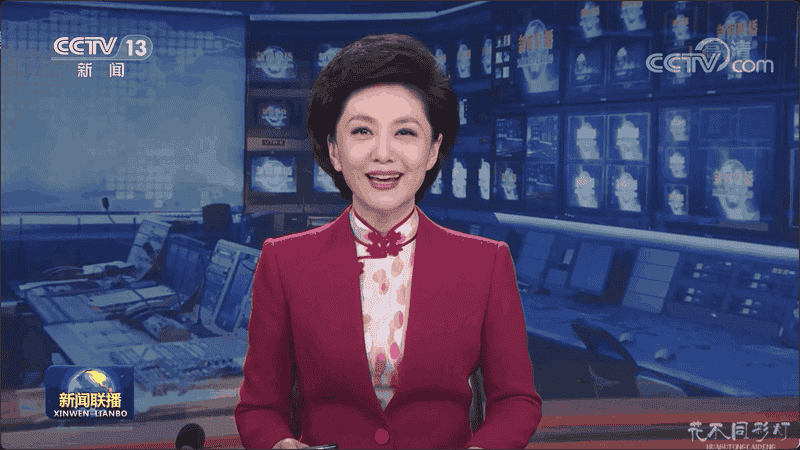 千度铁水在夜空击散成万千繁星火花如璀璨银河慢门抓拍