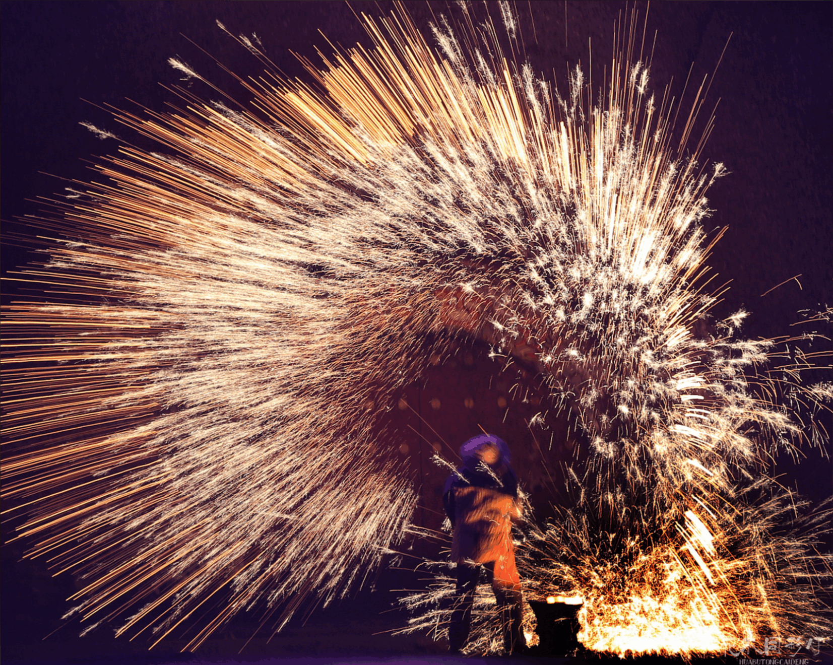 花不同彩灯打铁花表演费用构成分析图,以饼图形式清晰展示团队费用、设备物料、运输差旅、安全保障等各项成本占比,体现价格透明度 花不同彩灯打铁花表演费用构成分析图,以饼图形式清晰展示团队费用、设备物料、运输差旅、安全保障等各项成本占比,体现价格透明度