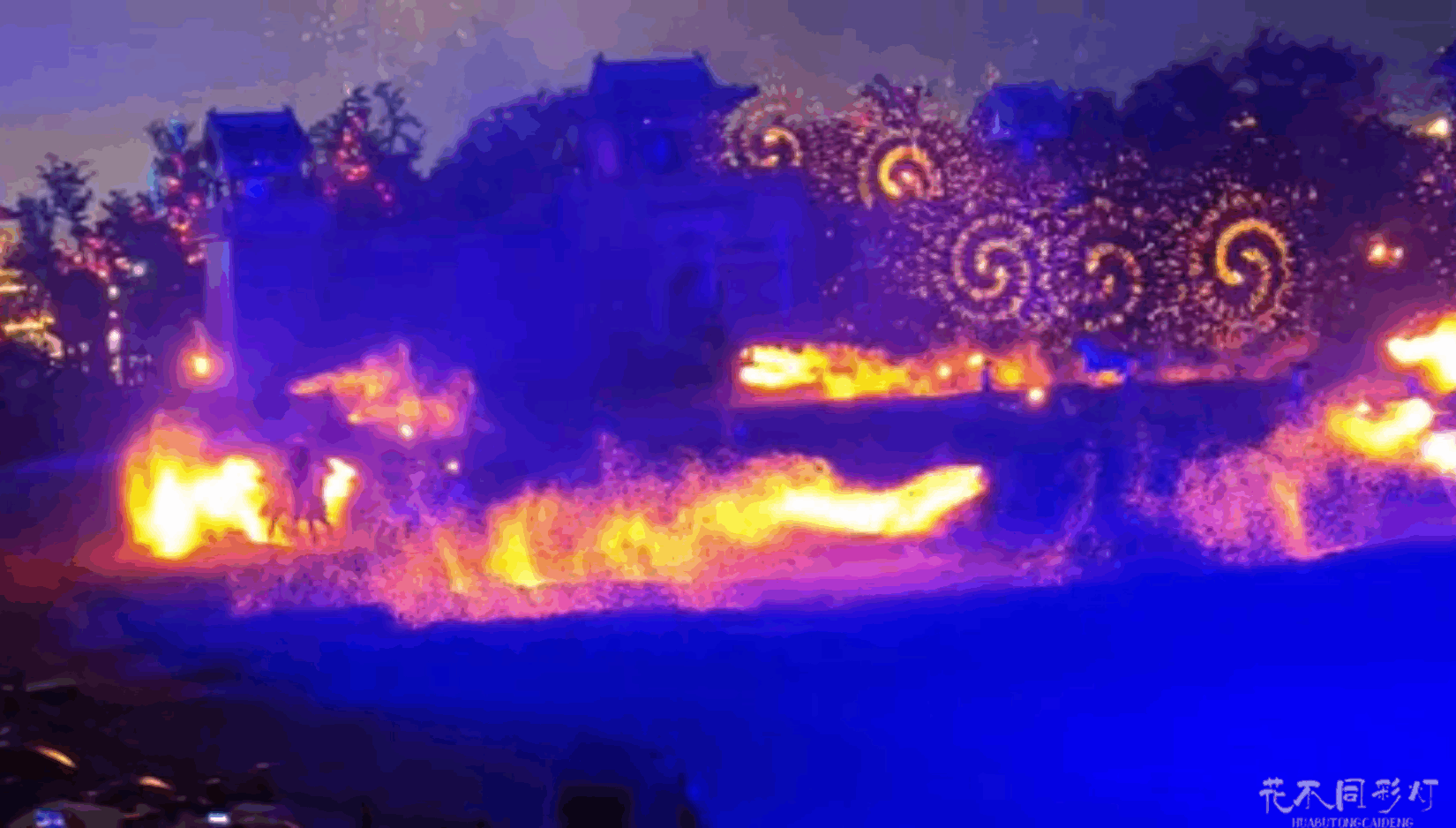 融合了宋代文化元素的打铁花表演，铁水星雨与万岁山古建筑的飞檐翘角相映成趣，展现出国风美学的独特魅力。