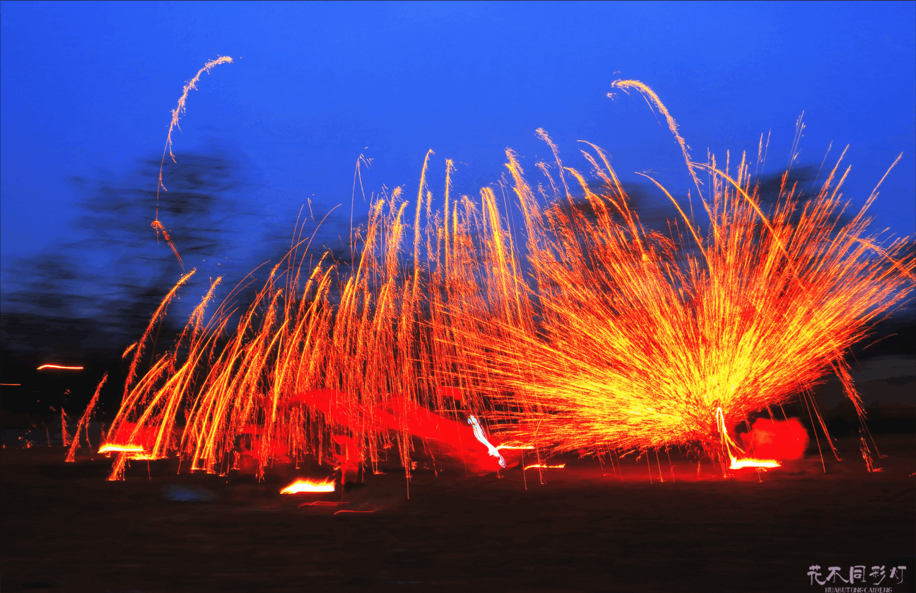 花不同彩灯打铁花表演全包服务详解图，清晰展示专业团队、表演设备、运输保障、保险服务、现场执行和策划协调六大服务模块的具体内容