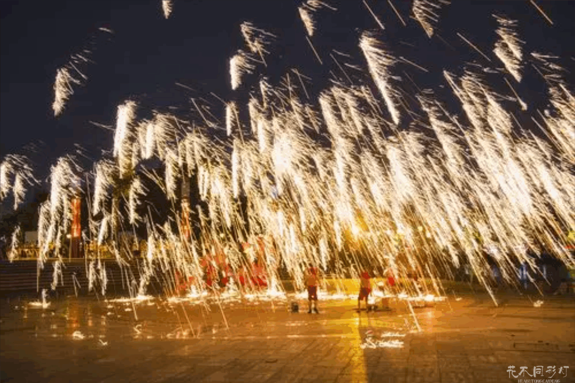 打铁花表演合同签订要点解析图，清晰展示服务范围、费用支付、安全责任、违约条款等七个需要重点关注的合同细节