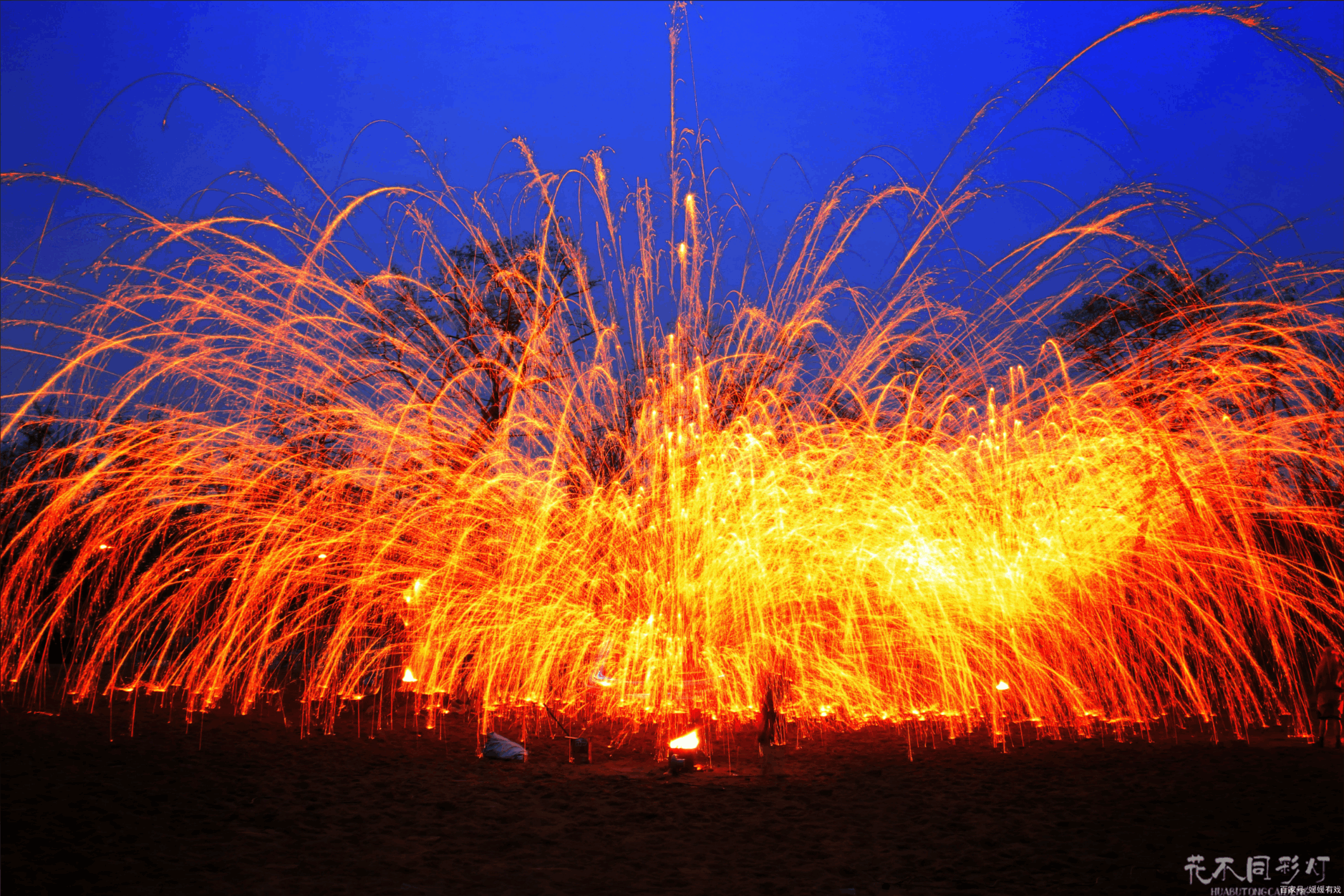 花不同彩灯打铁花表演取消改期政策说明图表,清晰展示提前30天、15-30天、8-14天、7天内等不同时间节点的取消和改期费用标准 花不同彩灯打铁花表演取消改期政策说明图表,清晰展示提前30天、15-30天、8-14天、7天内等不同时间节点的取消和改期费用标准