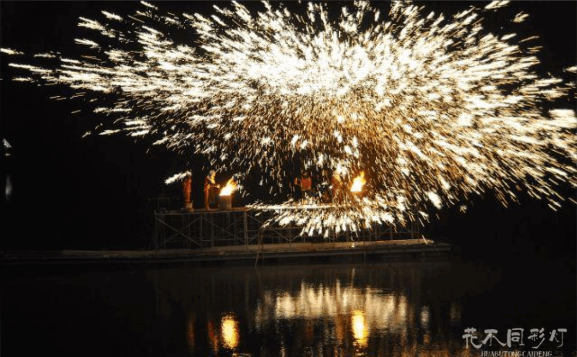 打铁花艺术铁水制作与现场清理全流程示意图,清晰展示原料配比、熔炼温度控制、表演过程及表演后三清三查标准化清理流程 打铁花艺术铁水制作与现场清理全流程示意图,清晰展示原料配比、熔炼温度控制、表演过程及表演后三清三查标准化清理流程