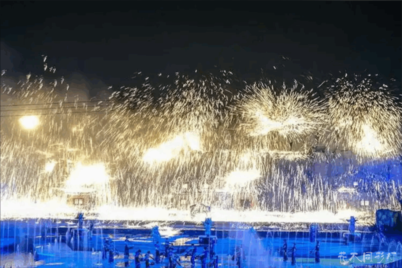 花不同彩灯打铁花主题音乐灯光定制案例展示图，呈现企业品牌定制、节庆主题定制、音乐灯光协同表演等不同定制方案的现场效果