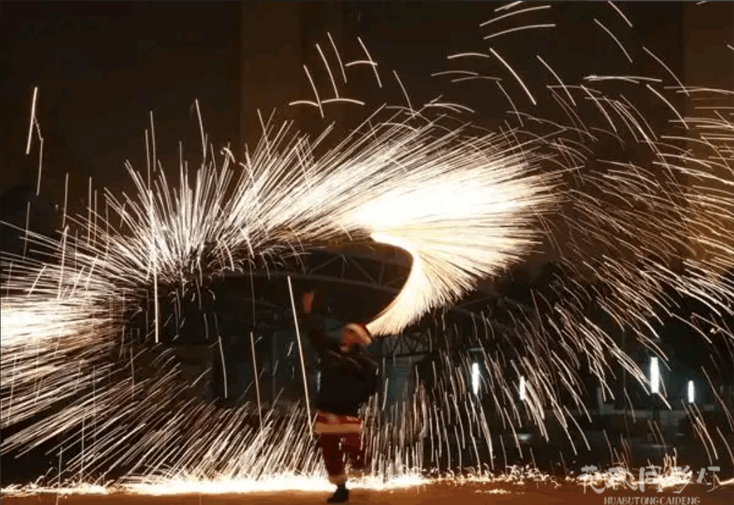 花不同彩灯多元民俗表演项目展示，包含火龙钢花、威风锣鼓、舞狮舞龙、中幡等多项非遗演出的精彩剧照组合