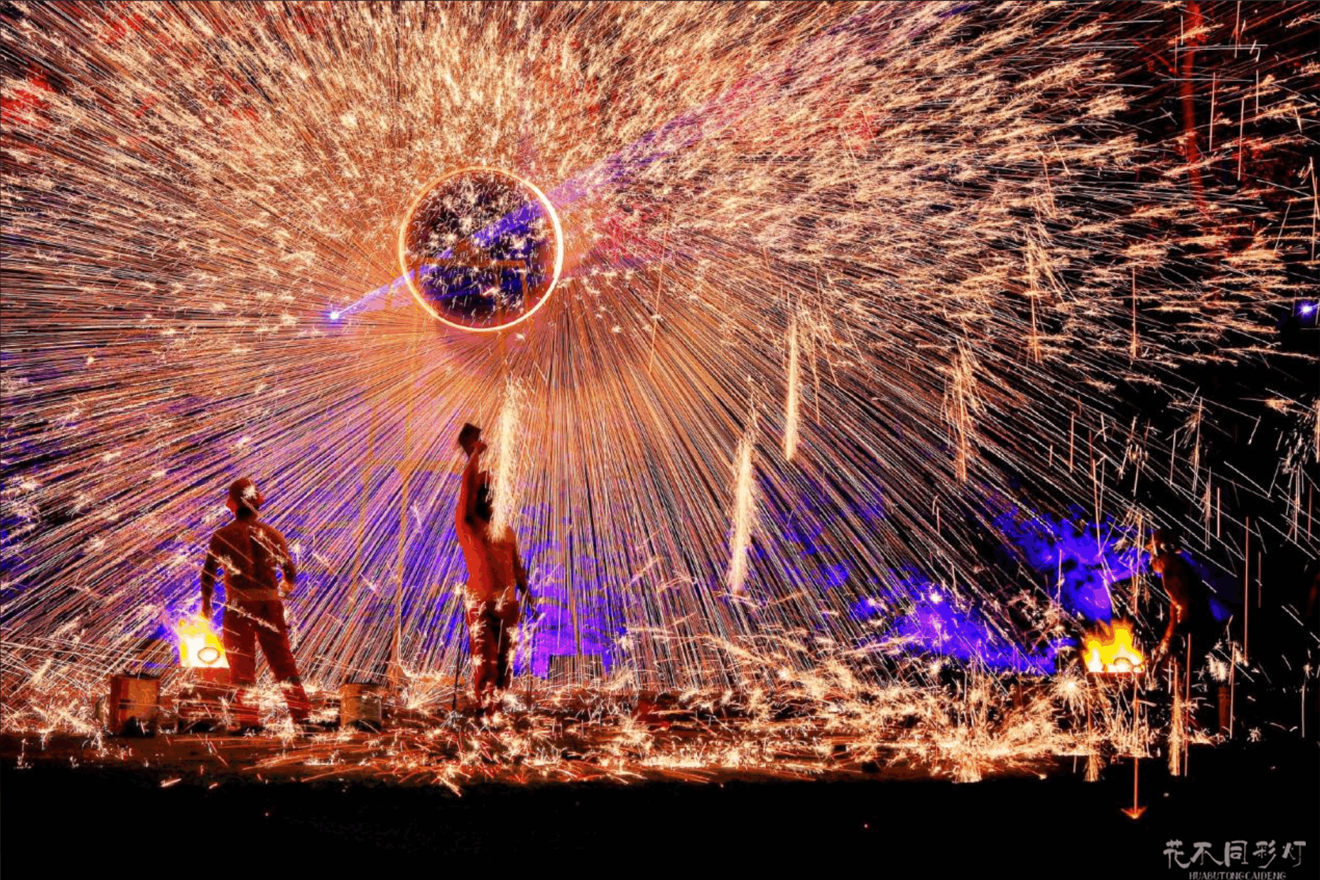 万岁山景区春节夜游打铁花表演现场，璀璨铁水在古建筑上空绽放如星雨，游客在安全区域驻足观赏的震撼夜景