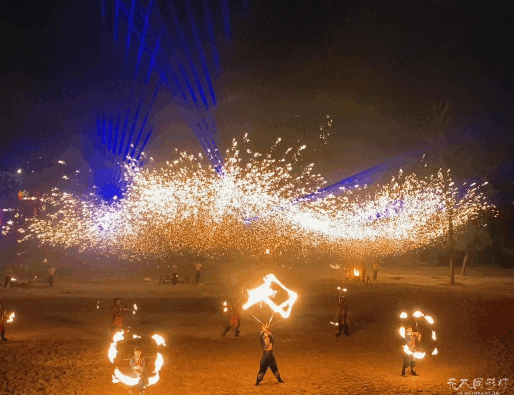 花不同彩灯团队在万岁山景区进行打铁花表演前的夜间彩排，铁水划破夜空，为正式活动做最后准备。