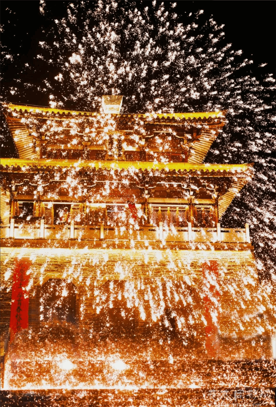 从古城街巷深处仰望打铁花，铁水星光与红灯笼、砖雕木刻相映，营造出穿越时空的沉浸感。