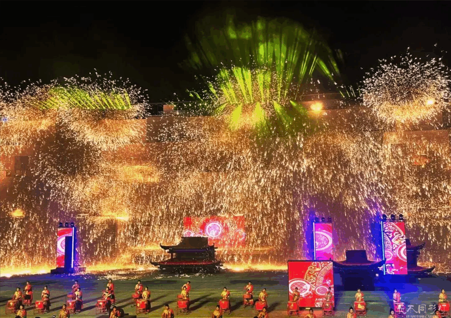 忻州古城夜间全景，打铁花作为视觉焦点照亮核心区域，体现活动对古城夜经济的带动作用。