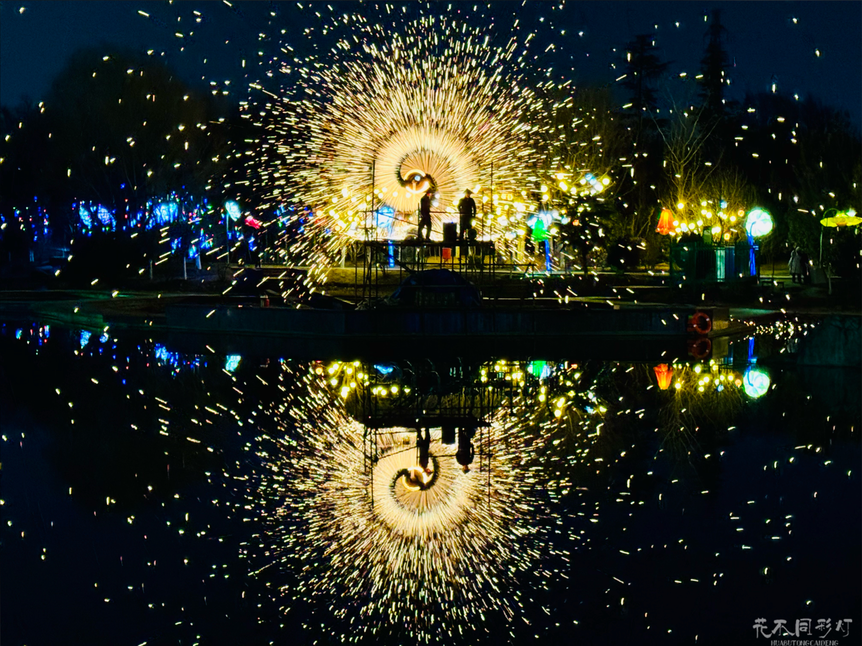 打铁花演员身着融合西域特色的表演服装，在特制的丝路驼队背景前击打铁水，展现文化交融的独特魅力。