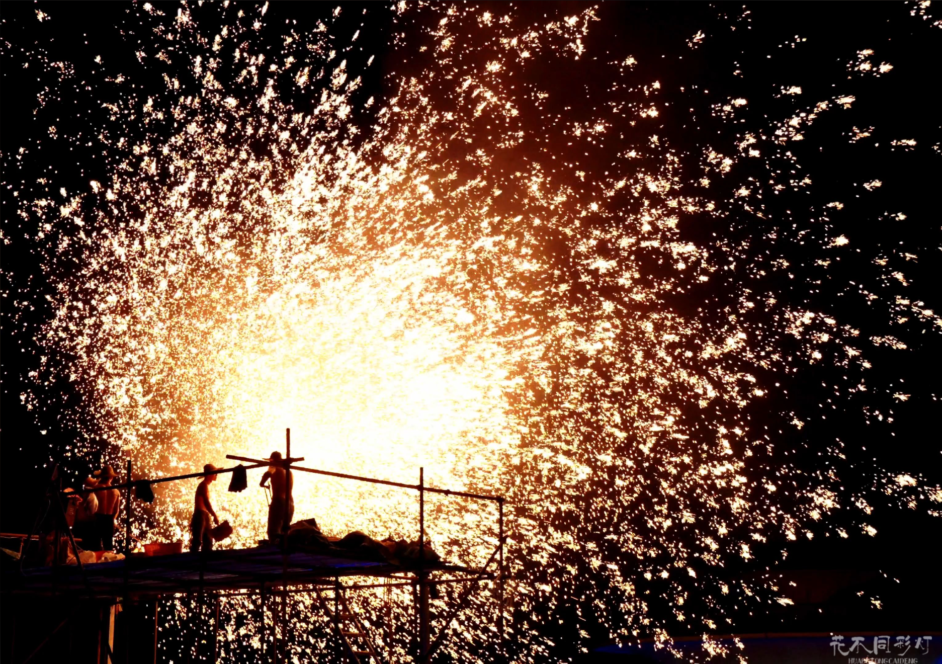 铁花在农业博览园的现代农业温室和传统农耕雕塑上空飞溅，体现农业与文化的完美结合。