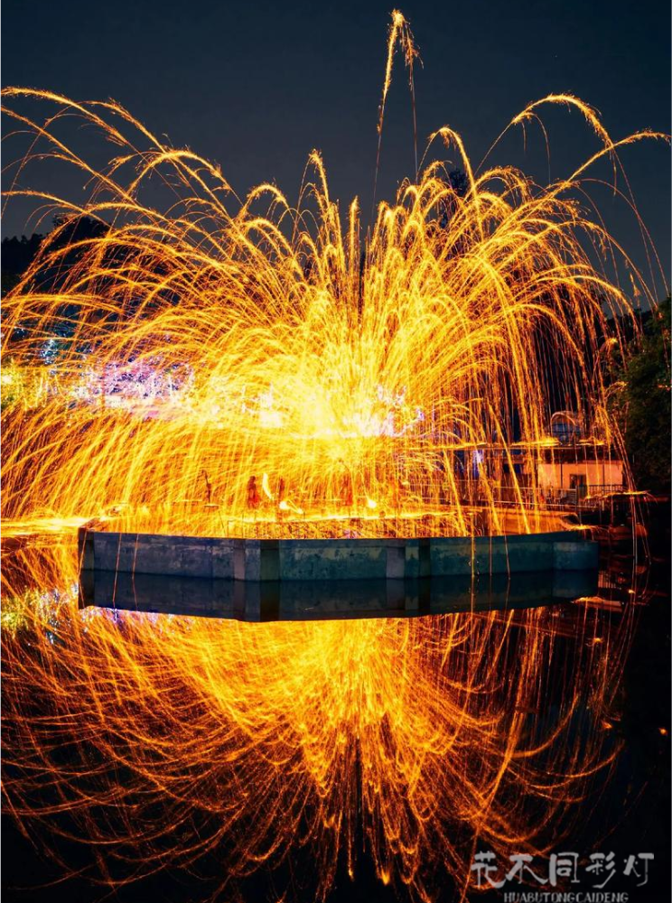 以古楼兰文化为背景的打铁花表演,铁水星光与西域风情的舞台设计相得益彰,再现丝路文明的辉煌瞬间。 以古楼兰文化为背景的打铁花表演,铁水星光与西域风情的舞台设计相得益彰,再现丝路文明的辉煌瞬间。