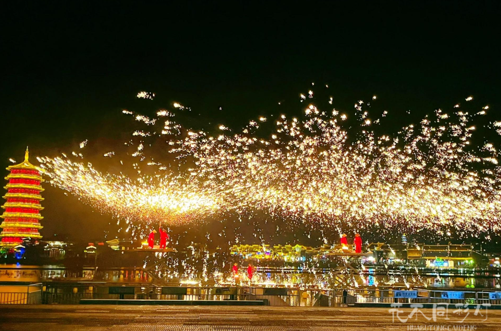 打铁花表演者身着唐代工匠服饰，在复原的龙窑背景前击打铁水，铁花飞溅如窑火迸发。