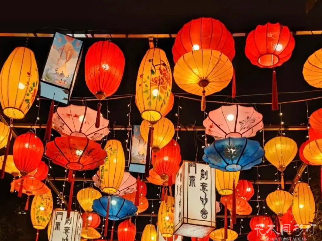 景区传统宫灯与现代创意灯笼实景展示 - 花不同彩灯定制案例 景区传统宫灯与现代创意灯笼实景展示 - 花不同彩灯定制案例