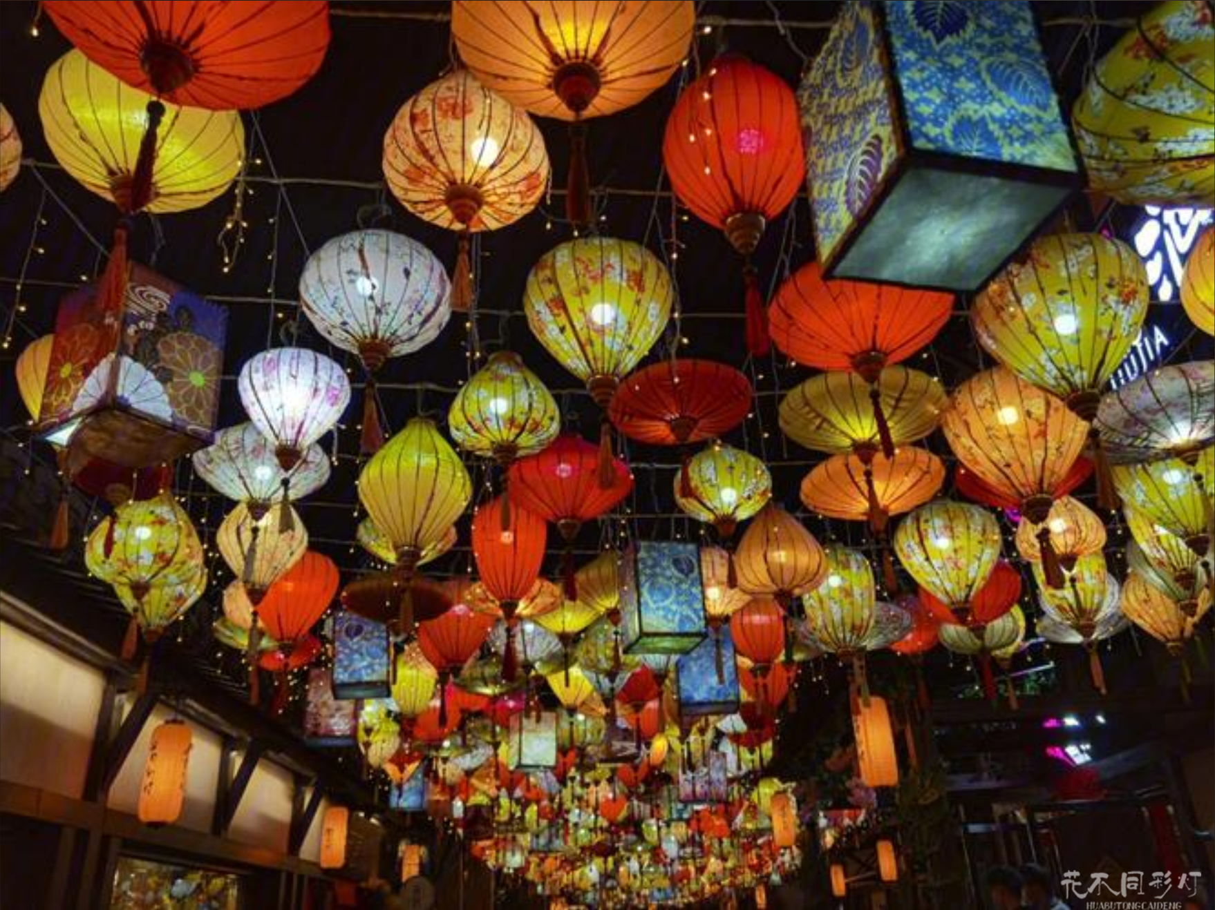 传统宫灯与现代创意灯笼实景对比展示 - 花不同彩灯场景应用案例