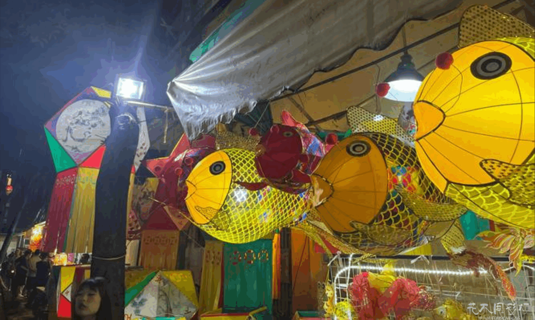 现代创意网红打卡灯笼实景效果与社交媒体传播展示 - 花不同彩灯网红案例