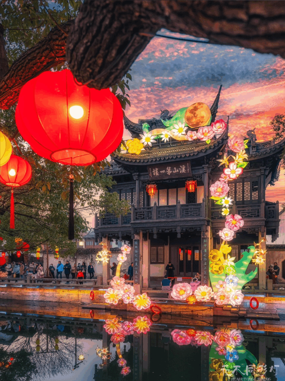 天姥山唐诗之路主题灯笼全景夜景效果 - 花不同文化IP落地案例 天姥山唐诗之路主题灯笼全景夜景效果 - 花不同文化IP落地案例