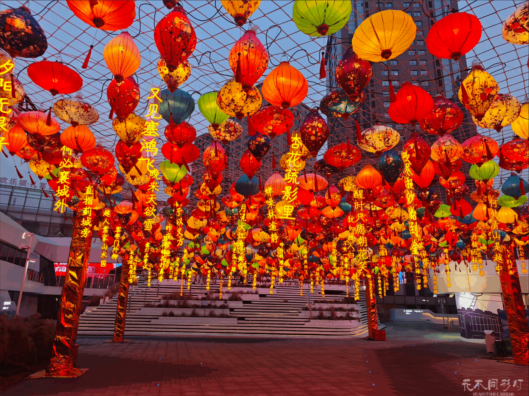 景区入口巨型宫灯门楼实景 - 花不同地标灯笼设计 景区入口巨型宫灯门楼实景 - 花不同地标灯笼设计