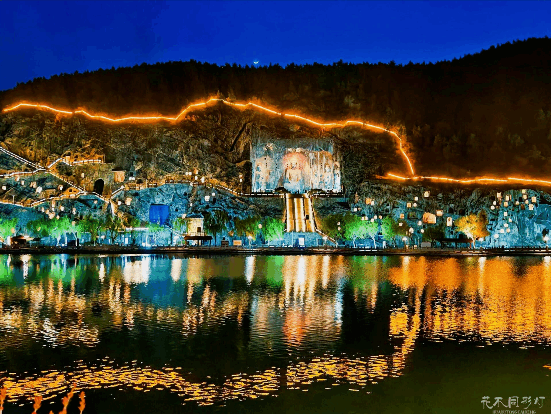 龙门石窟景区大门宫灯日间全景效果 - 花不同景区入口设计案例 龙门石窟景区大门宫灯日间全景效果 - 花不同景区入口设计案例