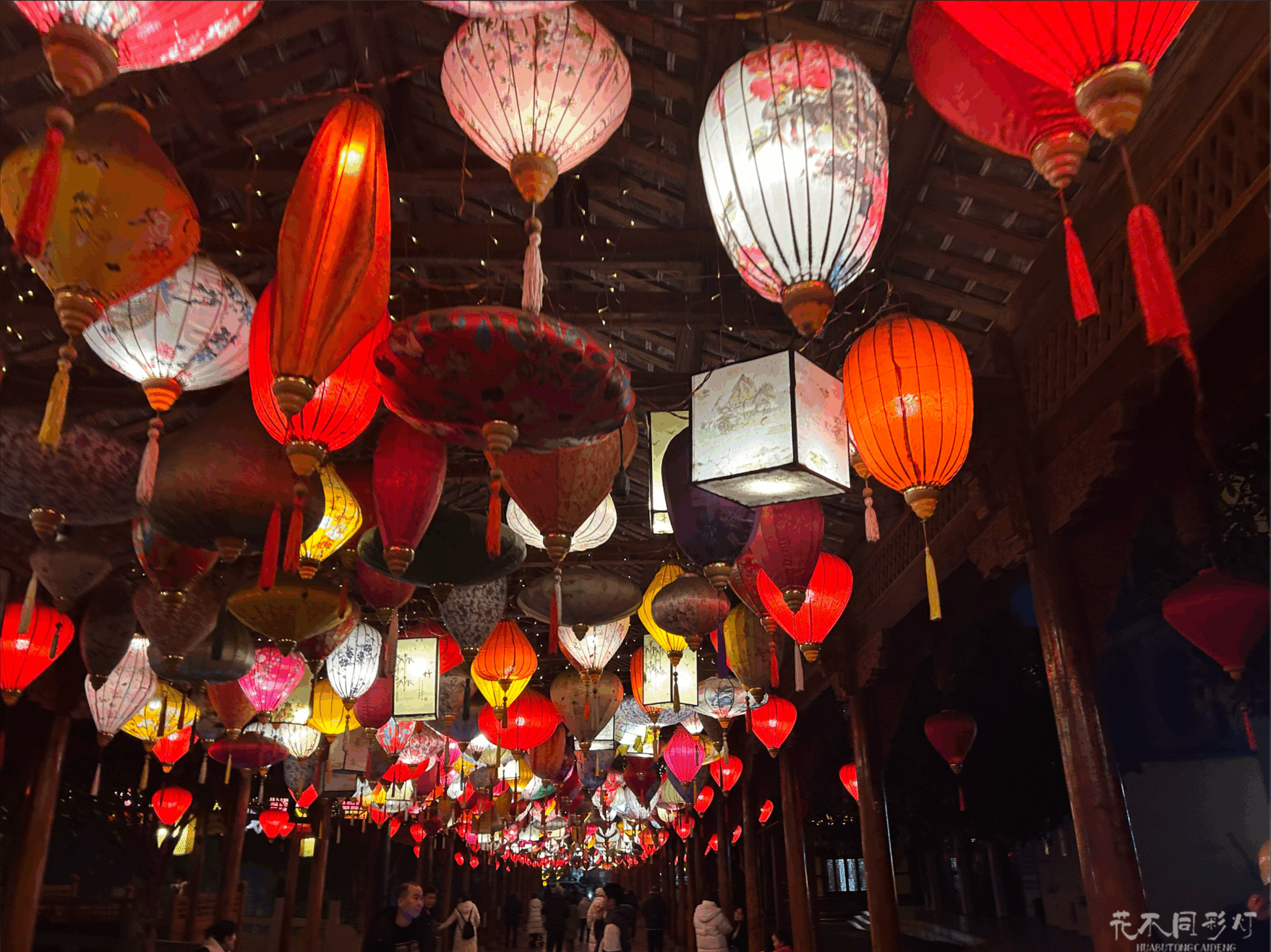 云梦泽文旅小镇灯笼项目全景效果 - 花不同整体解决方案案例 云梦泽文旅小镇灯笼项目全景效果 - 花不同整体解决方案案例