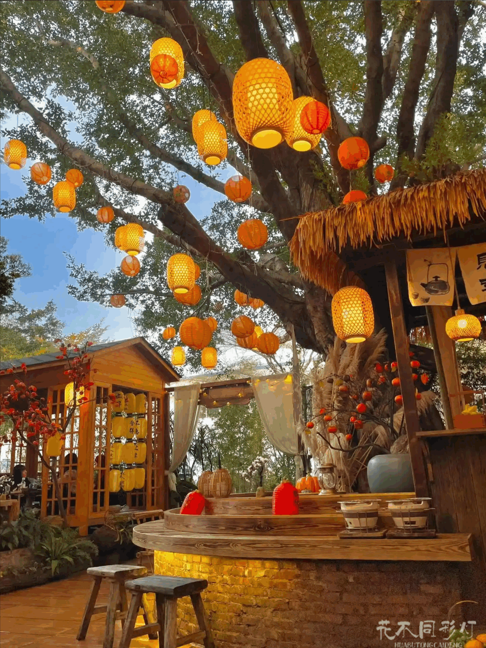  温泉泡池区防雾石灯笼实景 - 花不同温泉专用灯笼设计