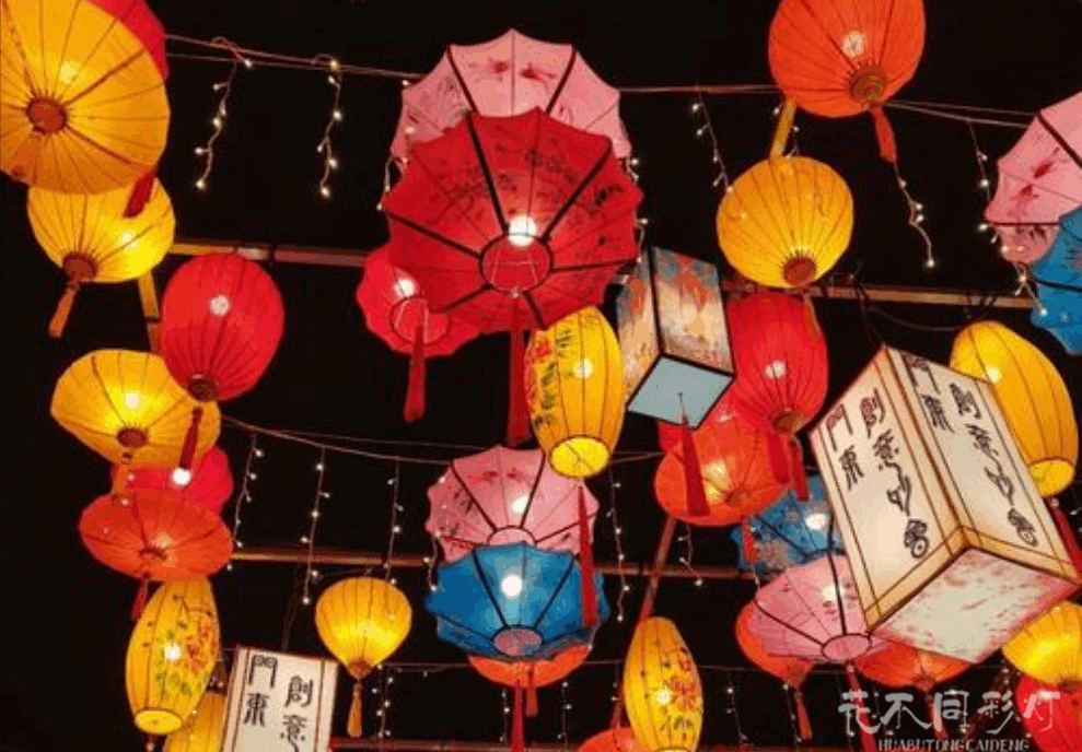 传统红色系灯笼与现代色彩灯笼对比展示 - 花不同色彩创新案例