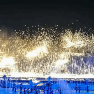 可以定制特定主题或结合音乐、灯光吗？