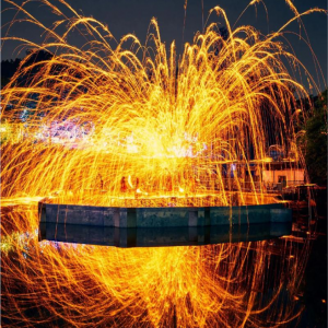 【新疆库尔-孔雀河畔非遗打铁花表演案例】