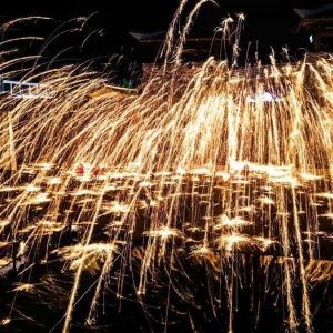 春节灯会打铁花表演惊艳全场-花不同彩灯