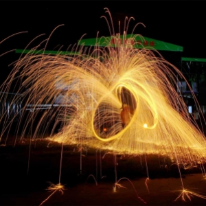 打铁花表演吸引大量游客-花不同彩灯