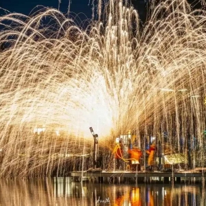 非遗打铁花走进现代景区-花不同彩灯