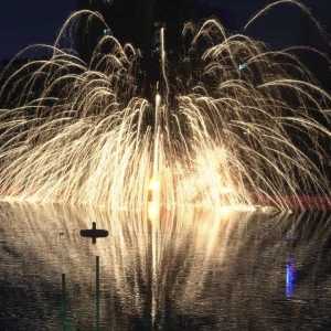 【新疆库尔-孔雀河畔非遗打铁花表演案例】