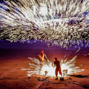 打铁花演出时间表-花不同彩灯