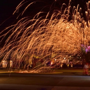 景区打铁花成夜游新亮点-花不同彩灯