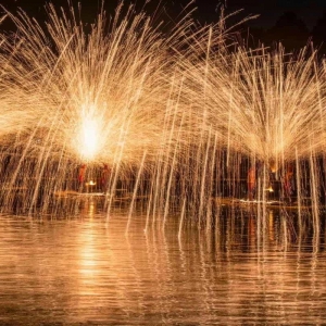 瀑布流光打铁花瀑布造型-花不同彩灯